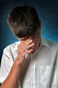 男人哭伤感的青少年青年焦虑黑色罪行哭泣悲哀工作室衬衫失败悲伤背景