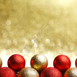 圣诞玻璃杯玩具卡片庆典风格火花金子玻璃假期装饰红色背景图片