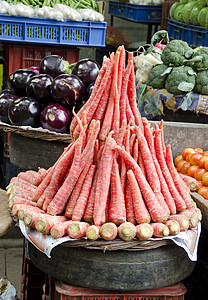 印度德里市场上的胡萝卜和其他蔬菜;印度德里市场背景图片