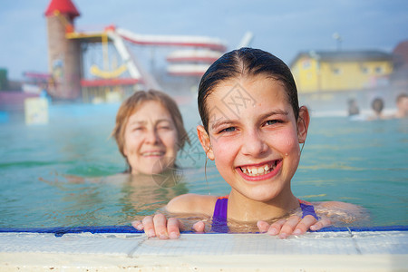 B 集合体上的活动游泳者快乐游泳衣祖母喜悦运动游泳池游泳孩子幸福背景