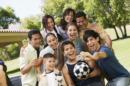 内马尔足球年轻人使用数码相机拍摄自己与男孩(13-15岁)的朋友和家人的照片背景
