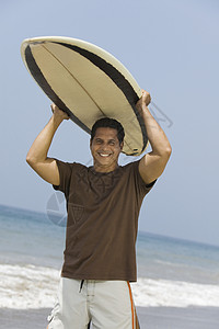人头顶上背着冲浪板高清图片