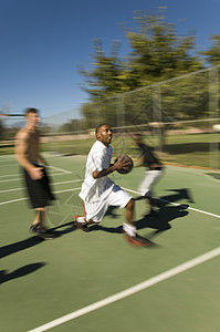 手绘三人篮球全长的年轻男性朋友在球场上打篮球背景