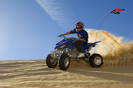电视节目预告人间怖在沙漠中骑四轮自行车的年轻人天空地形干旱成人司机车辆骑术运输风险挑战背景