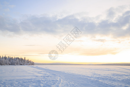 基律纳下雪的寒冷的高清图片
