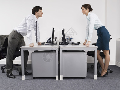 男女竞争对手在任商业同事的侧面观点(右翼观点)高清图片