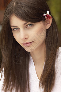 直插云霄美丽年轻美少女的剪贴肖像 头发插着花朵背景