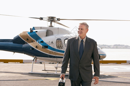 商务直升机智能中年商务人士 乘坐直升机抵达机顶背景