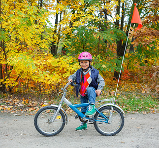 骑蚂蚁的小男孩骑自行车的小男孩闲暇运动员季节训练行动头盔小伙子运动童年孩子背景