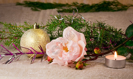 圣诞节和新年的装饰装潢绿色蜡烛玫瑰白色乐趣花环背景图片