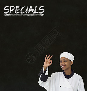 好物特价非裔美国女厨师 在黑板背景上签有粉笔特餐牌空白黑色女士粉笔写作商品特价商业指示牌餐厅背景
