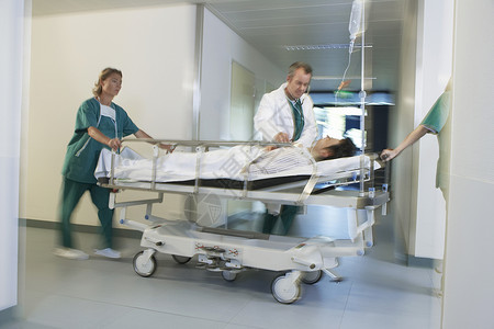 德国护士医务工作者通过医院走廊 将病人移到职业团体健康紧迫感药品运动实验室保健卫生情况背景