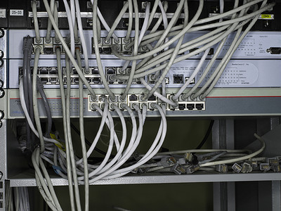 特写连接网络开关的网络电缆(电网电缆)高清图片
