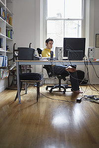 在家学习室从事计算机工作的青年男子;高清图片