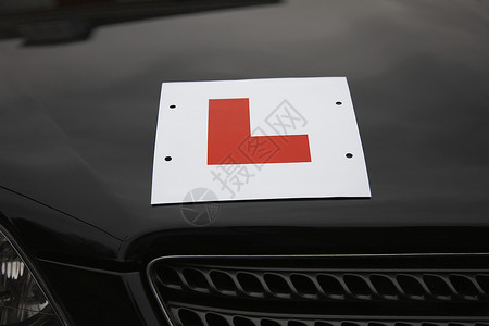 车头罩上红色学习者驾驶员标志背景图片