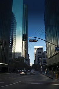 城市中单路街牌摩天大楼的景象高清图片