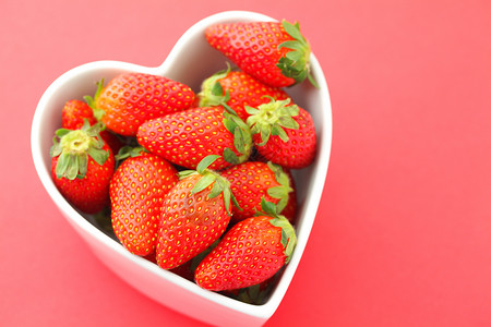 爱情草莓水果蔬菜红色浪漫心形沙拉桌子背景图片