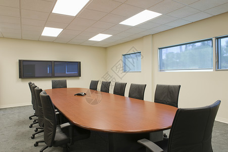 电视会议会议室桌旁的空椅子 在会议室天花板商业房间办公室桌子命令职场投影仪工作座位背景