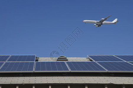太阳能飞机加利福尼亚州Inglewood洛杉矶与太阳能阵列的飞机和屋顶蓝色建筑环保太阳能板运输发电视图外观问题蓝天背景