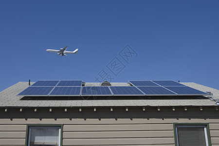 加利福尼亚州Inglewood洛杉矶与太阳能阵列的飞机和屋顶发电能源客机环保燃料运输旅行视图太阳能板蓝天背景图片