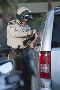 交警罚款巡警站在豪华车窗前制服交警太阳镜车辆衬衫执法眼镜身份证交通绿色背景