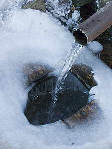 冬季泉水飞溅的冰泉水高清图片