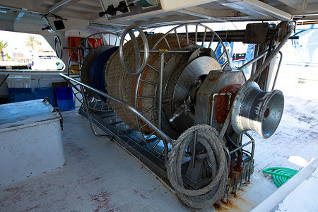 渔船拖网船引擎发动机大绞轮高清图片