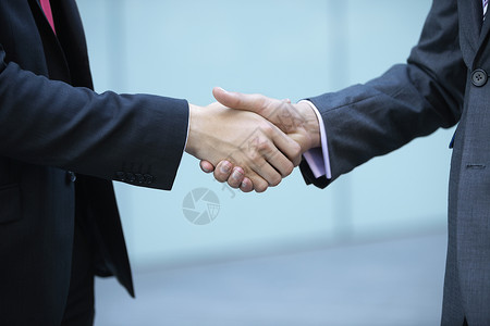 重返18岁商业界的中间部分人握手握手专业正装双手身体男性同事商务前景合伙人士背景