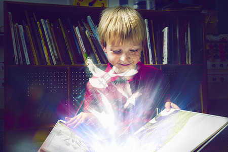 小男孩在看书学生男性童年操作电子想像力电子书男生图画书青年背景图片