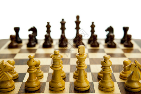 棋盘上的象棋块黄色比赛对手黑色棕色白色时间细胞游戏登场背景图片
