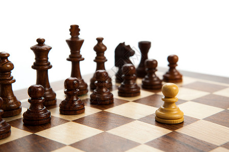 棋盘上的象棋块宏观闪电战压力思维黄色寂寞竞争对手斗争对手时间背景图片