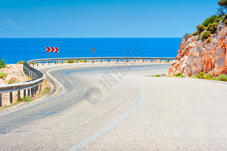 s型路通向海洋的山区高速公路背景