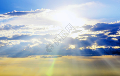 人类接触阳光带有bokeh 的云层反射黄金射线时段绿色场景博览会天气橙子太阳背景