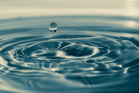 水滴瞬时的影响一滴水反射水池摄影来源柱子微距团体蓝色享受背景