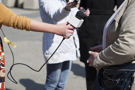 面试访谈记者录音设备访者人民面试官演讲女性收音机人手背景图片