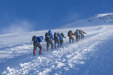 厄尔布鲁士一群高山学家在前往埃尔布鲁斯的路上背景