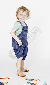 身穿长裤的有涂漆脚的儿童建设性孩子工作服起源围兜微笑创造力背景图片