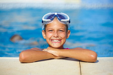 B 集合体上的活动游泳孩子风镜微笑支撑游泳衣蓝色童年快乐水池背景图片