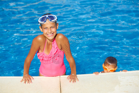 B 集合体上的活动游泳池青年晴天假期喜悦支撑微笑幸福游泳者风镜背景图片