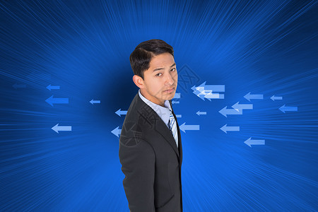 炫彩蓝色小箭头严肃的亚洲商务人士综合形象 是严重的亚洲商务人士男人人士混血套装计算机数字棕色绘图技术职业背景