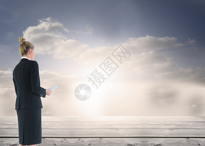 商务云计算机板拥有新平板牌的新女商务人士的综合形象平板地板职业触摸屏金发女性计算机电脑商务太阳背景