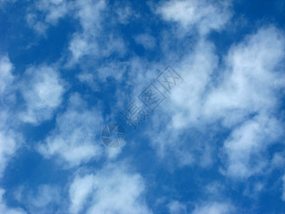 蓝色明亮天空 有飞闪的白云背景图片
