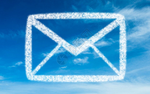 天空中的白色信封沟通计算机绘图云计算互联网多云数字晴天电子邮件背景图片