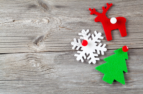 以木本为背景的圣诞装饰 给你免费空间奉献传统卡片菜单盘子麋鹿问候语季节框架松树背景图片