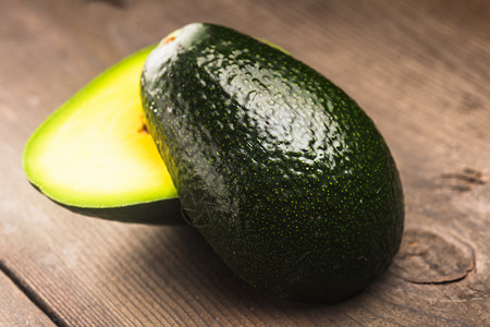 阿沃卡多鳄梨绿色白色水果情调木头营养蔬菜棕色食物高清图片