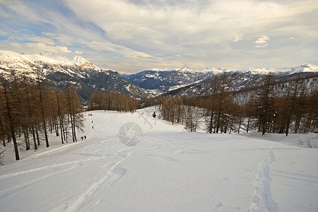 泰勒风景峡谷的滑坡粉雪荒野雪鞋生活方式成就冰川勘探滑雪登山全景背景