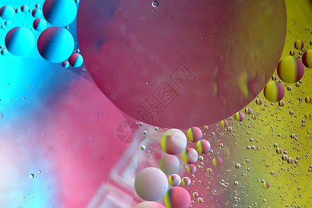 石油与水流模式红色液体彩虹黄色圆圈反射蓝色绿色插图活力背景图片