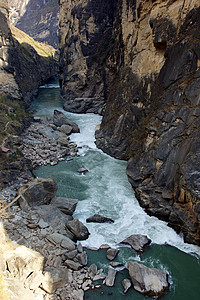 翠坝河跳跃的景观高清图片