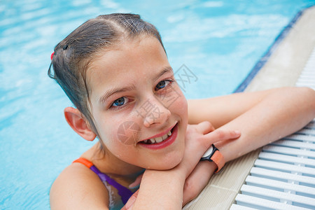 B 集合体上的活动游泳池假期童年游泳微笑快乐风镜青年女性喜悦背景图片