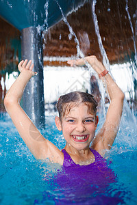 B 集合体上的活动运动孩子娱乐游泳池童年蓝色风镜游泳衣晴天支撑背景图片